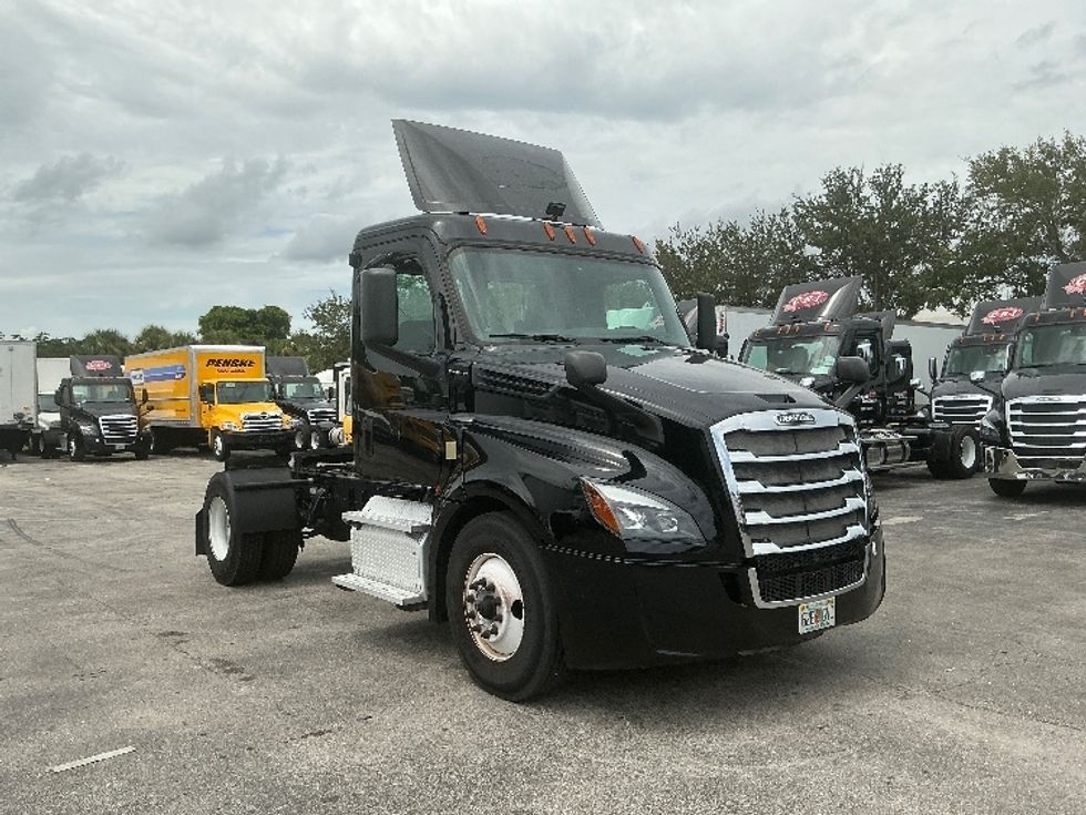 Day Cab Tractor-Heavy Duty Tractors-Freightliner-2019-T12642ST-Medley-FL-208,026\n\t\tmiles-$ 49,500 - Image 1