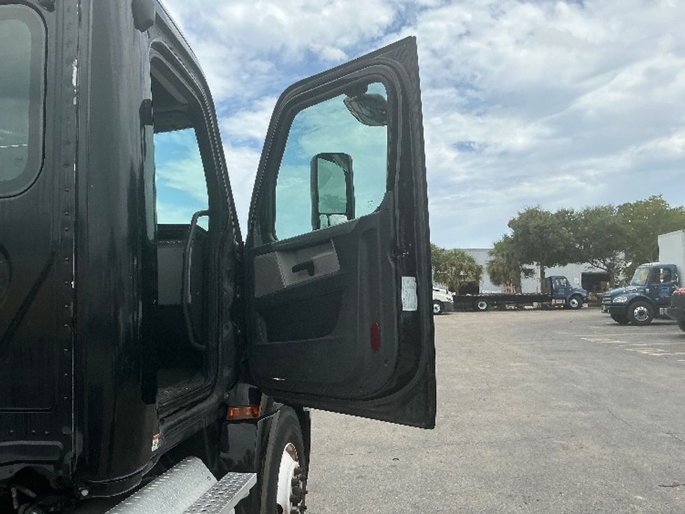 Day Cab Tractor-Heavy Duty Tractors-Freightliner-2019-T12642ST-Medley-FL-208,026\n\t\tmiles-$ 49,500 - Image 12
