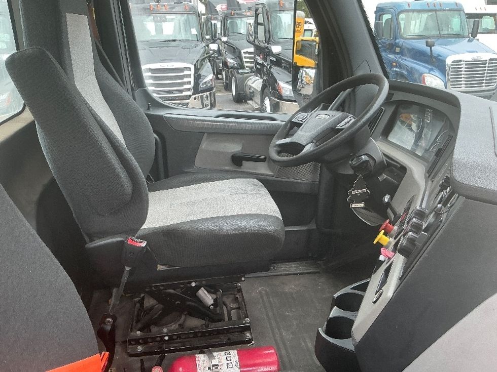 Day Cab Tractor-Heavy Duty Tractors-Freightliner-2019-T12642ST-Medley-FL-208,026\n\t\tmiles-$ 49,500 - Image 14