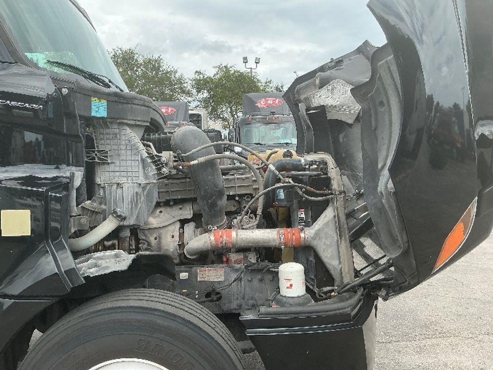 Day Cab Tractor-Heavy Duty Tractors-Freightliner-2019-T12642ST-Medley-FL-208,026\n\t\tmiles-$ 49,500 - Image 15