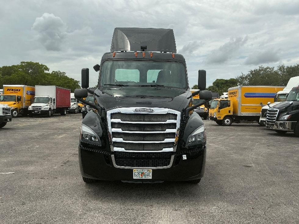 Day Cab Tractor-Heavy Duty Tractors-Freightliner-2019-T12642ST-Medley-FL-208,026\n\t\tmiles-$ 49,500 - Image 2