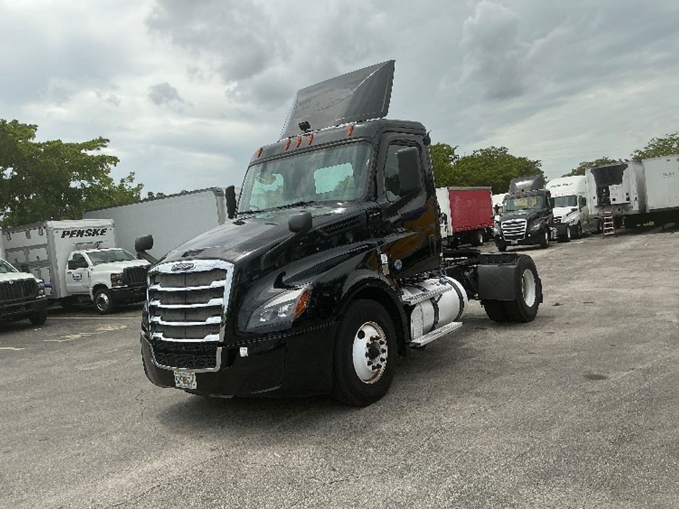 Day Cab Tractor-Heavy Duty Tractors-Freightliner-2019-T12642ST-Medley-FL-208,026\n\t\tmiles-$ 49,500 - Image 3