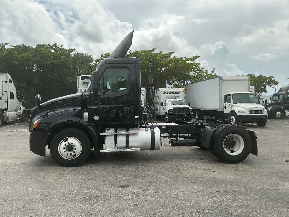 Day Cab Tractor-Heavy Duty Tractors-Freightliner-2019-T12642ST-Medley-FL-208,026\n\t\tmiles-$ 49,500 - Image 4