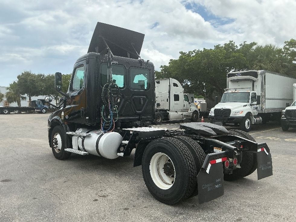 Day Cab Tractor-Heavy Duty Tractors-Freightliner-2019-T12642ST-Medley-FL-208,026\n\t\tmiles-$ 49,500 - Image 5