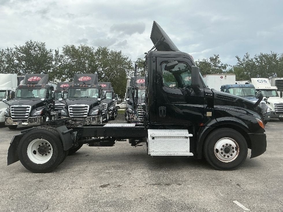 Day Cab Tractor-Heavy Duty Tractors-Freightliner-2019-T12642ST-Medley-FL-208,026\n\t\tmiles-$ 49,500 - Image 8