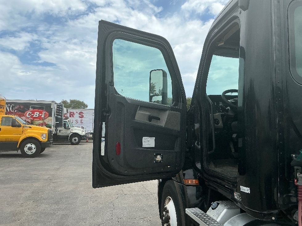 Day Cab Tractor-Heavy Duty Tractors-Freightliner-2019-T12642ST-Medley-FL-208,026\n\t\tmiles-$ 49,500 - Image 9