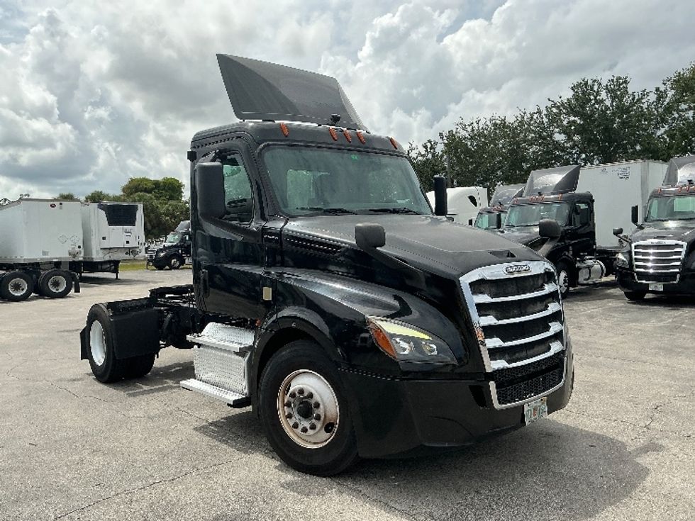 Day Cab Tractor-Heavy Duty Tractors-Freightliner-2019-T12642ST-Medley-FL-213,268\n\t\tmiles-$ 41,500 - Image 1
