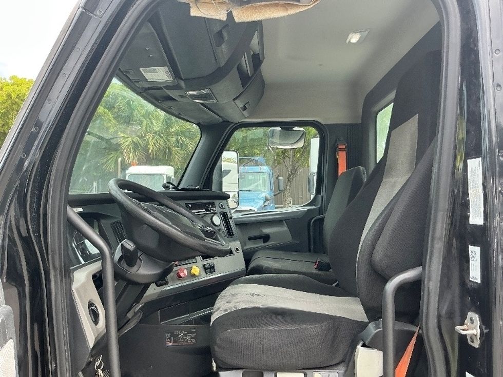 Day Cab Tractor-Heavy Duty Tractors-Freightliner-2019-T12642ST-Medley-FL-213,268\n\t\tmiles-$ 41,500 - Image 10