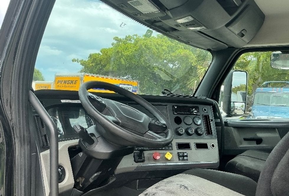 Day Cab Tractor-Heavy Duty Tractors-Freightliner-2019-T12642ST-Medley-FL-213,268\n\t\tmiles-$ 41,500 - Image 11