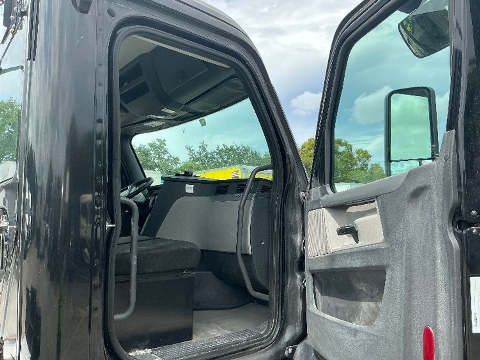 Day Cab Tractor-Heavy Duty Tractors-Freightliner-2019-T12642ST-Medley-FL-213,268\n\t\tmiles-$ 41,500 - Image 12