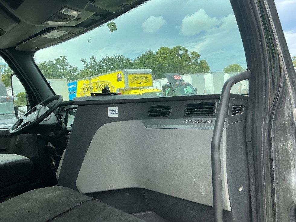 Day Cab Tractor-Heavy Duty Tractors-Freightliner-2019-T12642ST-Medley-FL-213,268\n\t\tmiles-$ 41,500 - Image 13