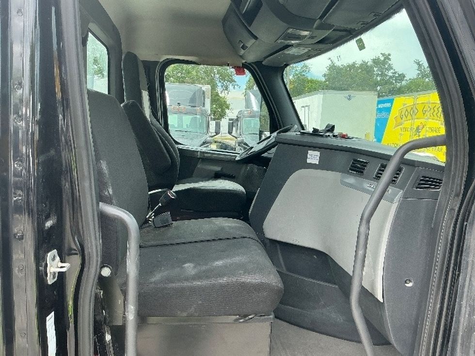 Day Cab Tractor-Heavy Duty Tractors-Freightliner-2019-T12642ST-Medley-FL-213,268\n\t\tmiles-$ 41,500 - Image 14