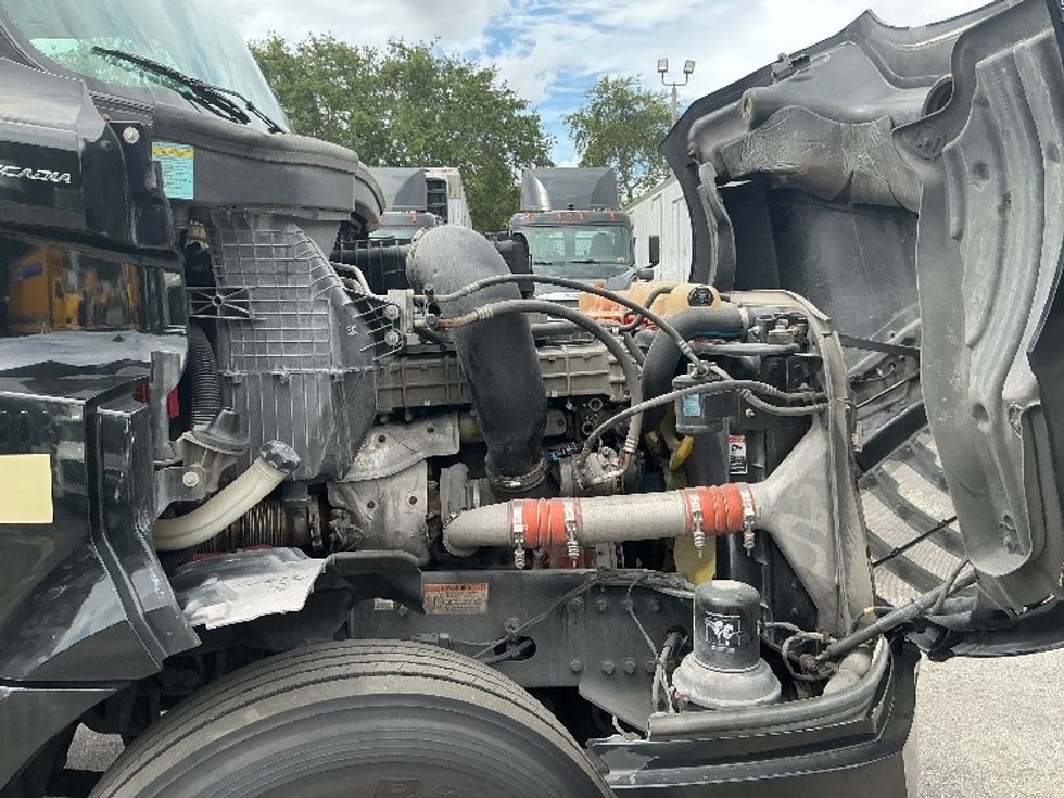 Day Cab Tractor-Heavy Duty Tractors-Freightliner-2019-T12642ST-Medley-FL-213,268\n\t\tmiles-$ 41,500 - Image 15