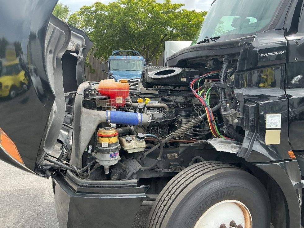 Day Cab Tractor-Heavy Duty Tractors-Freightliner-2019-T12642ST-Medley-FL-213,268\n\t\tmiles-$ 41,500 - Image 16