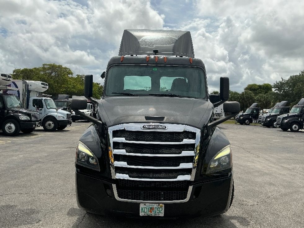Day Cab Tractor-Heavy Duty Tractors-Freightliner-2019-T12642ST-Medley-FL-213,268\n\t\tmiles-$ 41,500 - Image 2