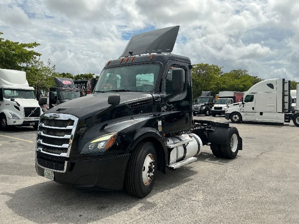 Day Cab Tractor-Heavy Duty Tractors-Freightliner-2019-T12642ST-Medley-FL-213,268\n\t\tmiles-$ 41,500 - Image 3