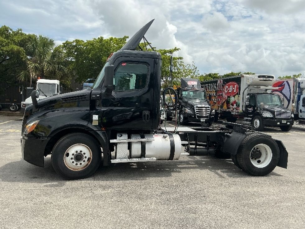 Day Cab Tractor-Heavy Duty Tractors-Freightliner-2019-T12642ST-Medley-FL-213,268\n\t\tmiles-$ 41,500 - Image 4