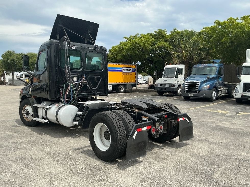 Day Cab Tractor-Heavy Duty Tractors-Freightliner-2019-T12642ST-Medley-FL-213,268\n\t\tmiles-$ 41,500 - Image 5