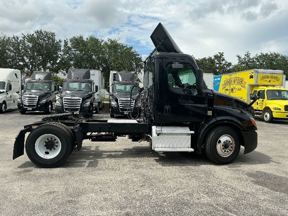 Day Cab Tractor-Heavy Duty Tractors-Freightliner-2019-T12642ST-Medley-FL-213,268\n\t\tmiles-$ 41,500 - Image 8
