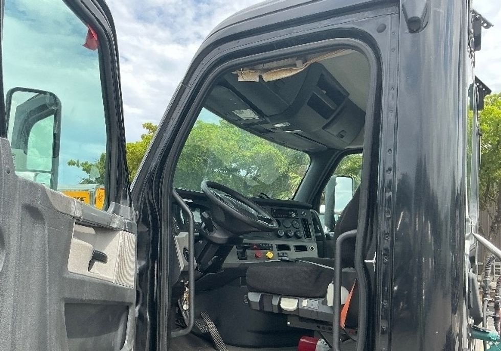 Day Cab Tractor-Heavy Duty Tractors-Freightliner-2019-T12642ST-Medley-FL-213,268\n\t\tmiles-$ 41,500 - Image 9