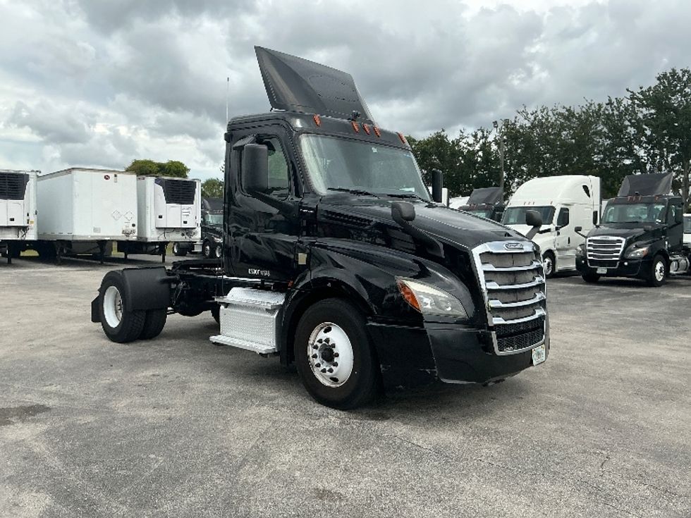 Day Cab Tractor-Heavy Duty Tractors-Freightliner-2019-T12642ST-Medley-FL-215,175\n\t\tmiles-$ 44,500 - Image 1