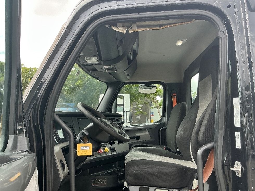 Day Cab Tractor-Heavy Duty Tractors-Freightliner-2019-T12642ST-Medley-FL-215,175\n\t\tmiles-$ 44,500 - Image 10