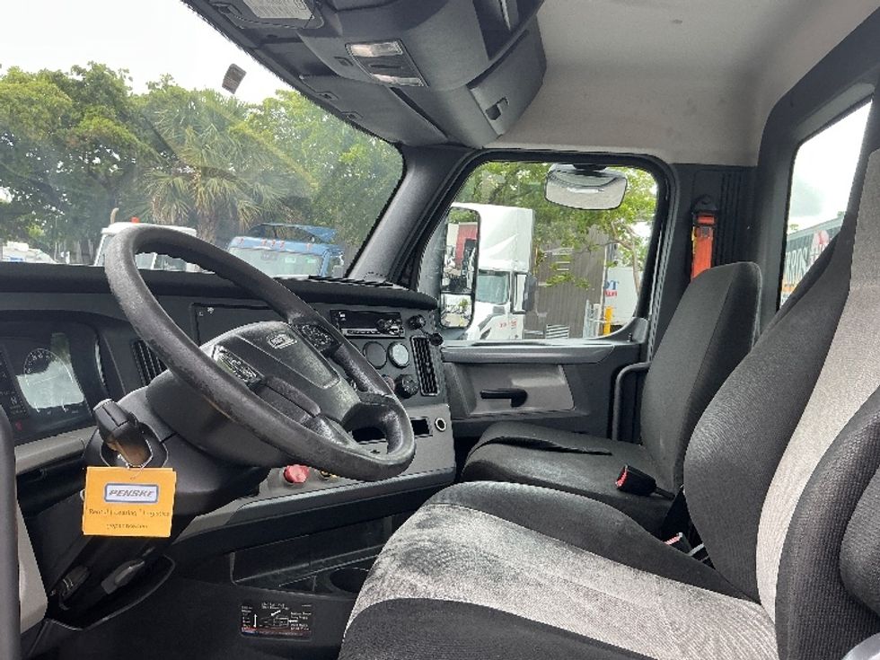 Day Cab Tractor-Heavy Duty Tractors-Freightliner-2019-T12642ST-Medley-FL-215,175\n\t\tmiles-$ 44,500 - Image 11