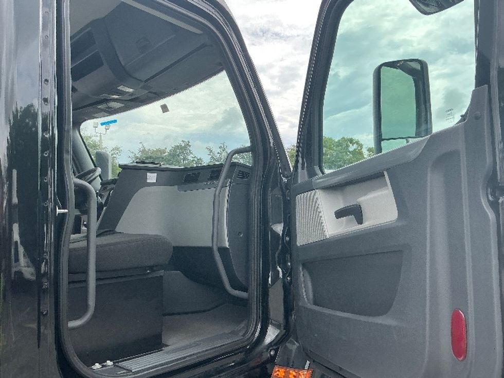 Day Cab Tractor-Heavy Duty Tractors-Freightliner-2019-T12642ST-Medley-FL-215,175\n\t\tmiles-$ 44,500 - Image 12