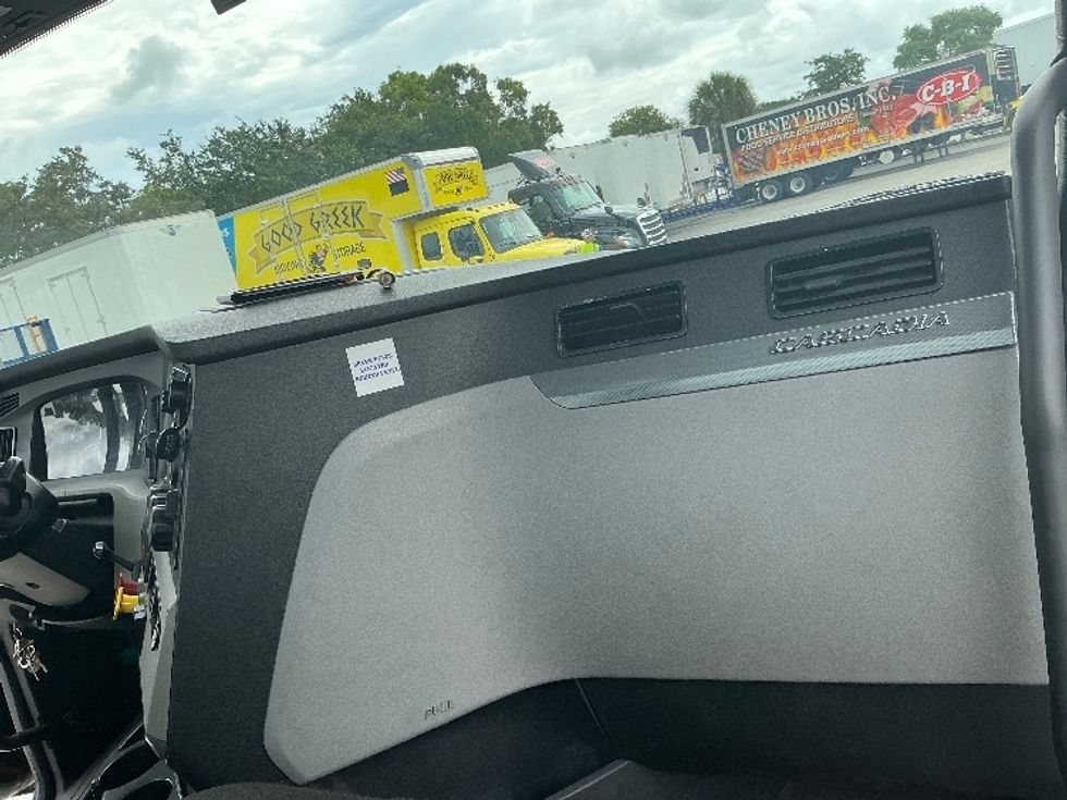 Day Cab Tractor-Heavy Duty Tractors-Freightliner-2019-T12642ST-Medley-FL-215,175\n\t\tmiles-$ 44,500 - Image 13