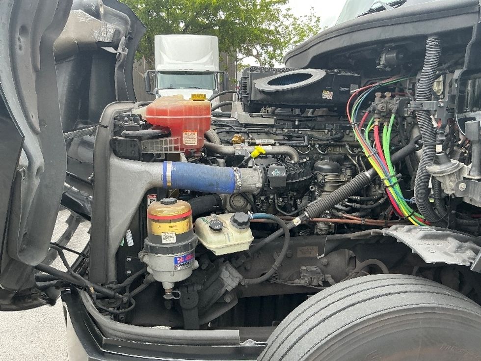 Day Cab Tractor-Heavy Duty Tractors-Freightliner-2019-T12642ST-Medley-FL-215,175\n\t\tmiles-$ 44,500 - Image 15