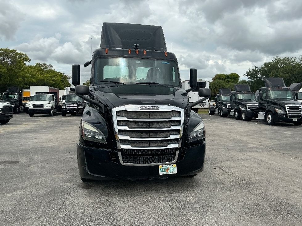 Day Cab Tractor-Heavy Duty Tractors-Freightliner-2019-T12642ST-Medley-FL-215,175\n\t\tmiles-$ 44,500 - Image 2