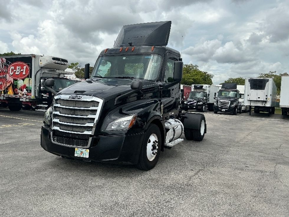 Day Cab Tractor-Heavy Duty Tractors-Freightliner-2019-T12642ST-Medley-FL-215,175\n\t\tmiles-$ 44,500 - Image 3