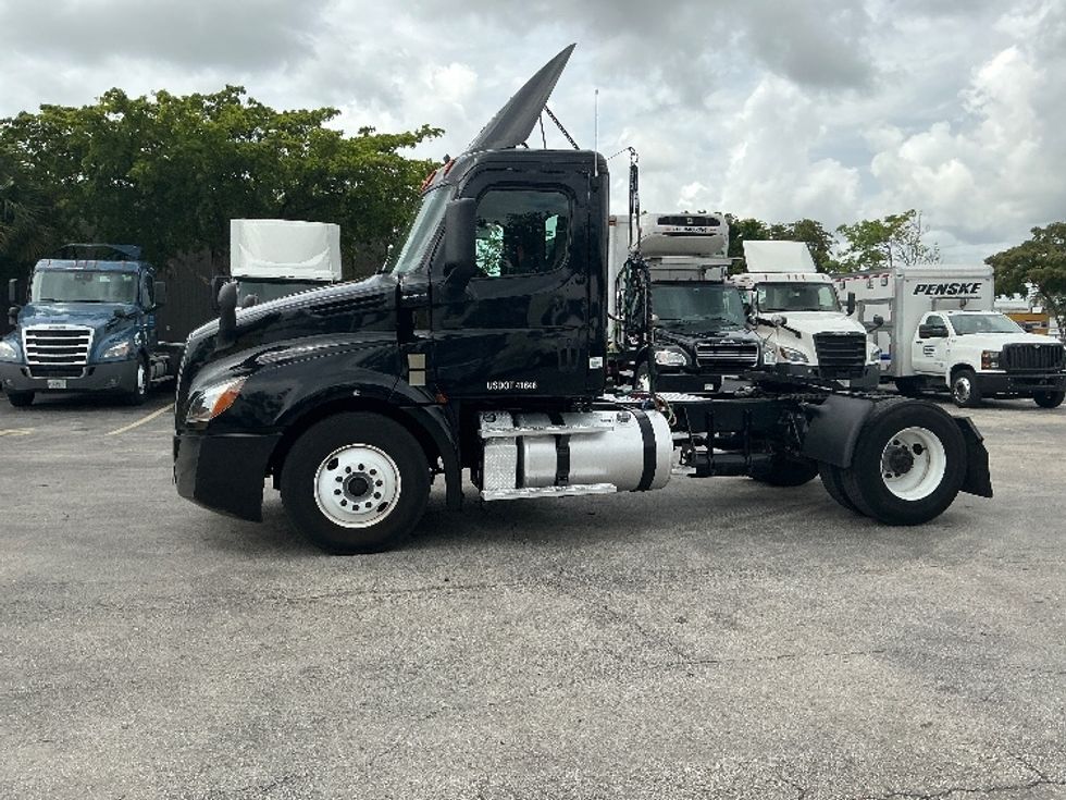Day Cab Tractor-Heavy Duty Tractors-Freightliner-2019-T12642ST-Medley-FL-215,175\n\t\tmiles-$ 44,500 - Image 4