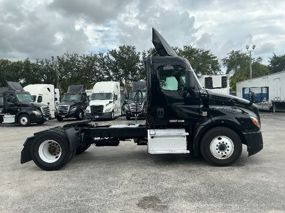 Day Cab Tractor-Heavy Duty Tractors-Freightliner-2019-T12642ST-Medley-FL-215,175\n\t\tmiles-$ 44,500 - Image 8