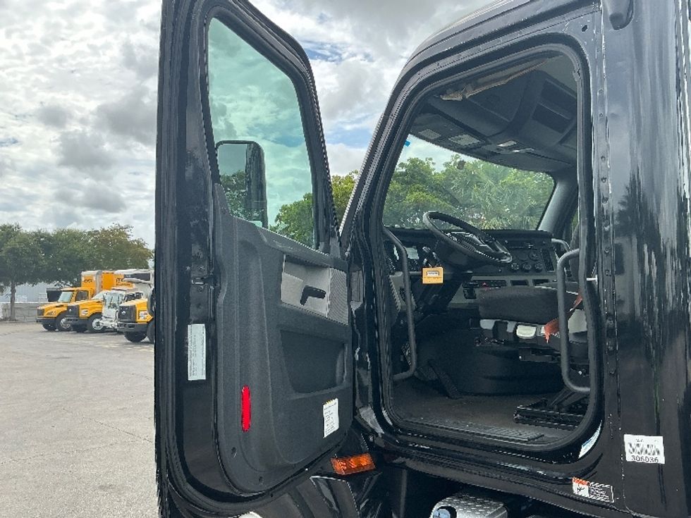 Day Cab Tractor-Heavy Duty Tractors-Freightliner-2019-T12642ST-Medley-FL-215,175\n\t\tmiles-$ 44,500 - Image 9