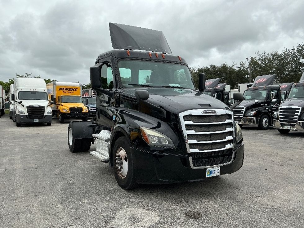 Day Cab Tractor-Heavy Duty Tractors-Freightliner-2019-T12642ST-Medley-FL-227,263\n\t\tmiles-$ 45,250 - Image 1