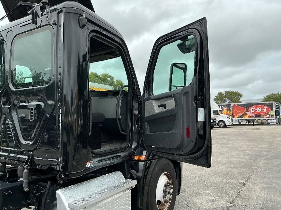 Day Cab Tractor-Heavy Duty Tractors-Freightliner-2019-T12642ST-Medley-FL-227,263\n\t\tmiles-$ 45,250 - Image 12