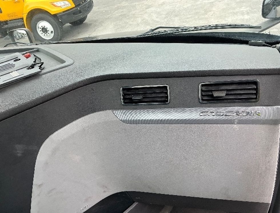 Day Cab Tractor-Heavy Duty Tractors-Freightliner-2019-T12642ST-Medley-FL-227,263\n\t\tmiles-$ 45,250 - Image 13