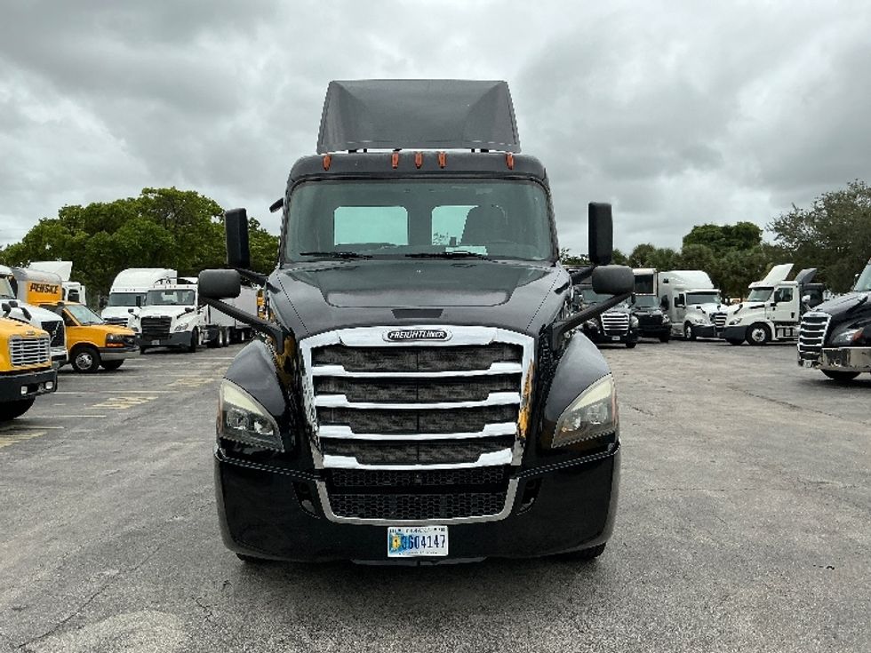 Day Cab Tractor-Heavy Duty Tractors-Freightliner-2019-T12642ST-Medley-FL-227,263\n\t\tmiles-$ 45,250 - Image 2