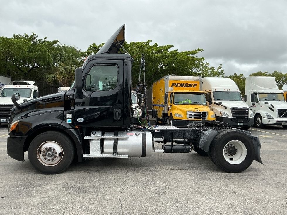 Day Cab Tractor-Heavy Duty Tractors-Freightliner-2019-T12642ST-Medley-FL-227,263\n\t\tmiles-$ 45,250 - Image 4