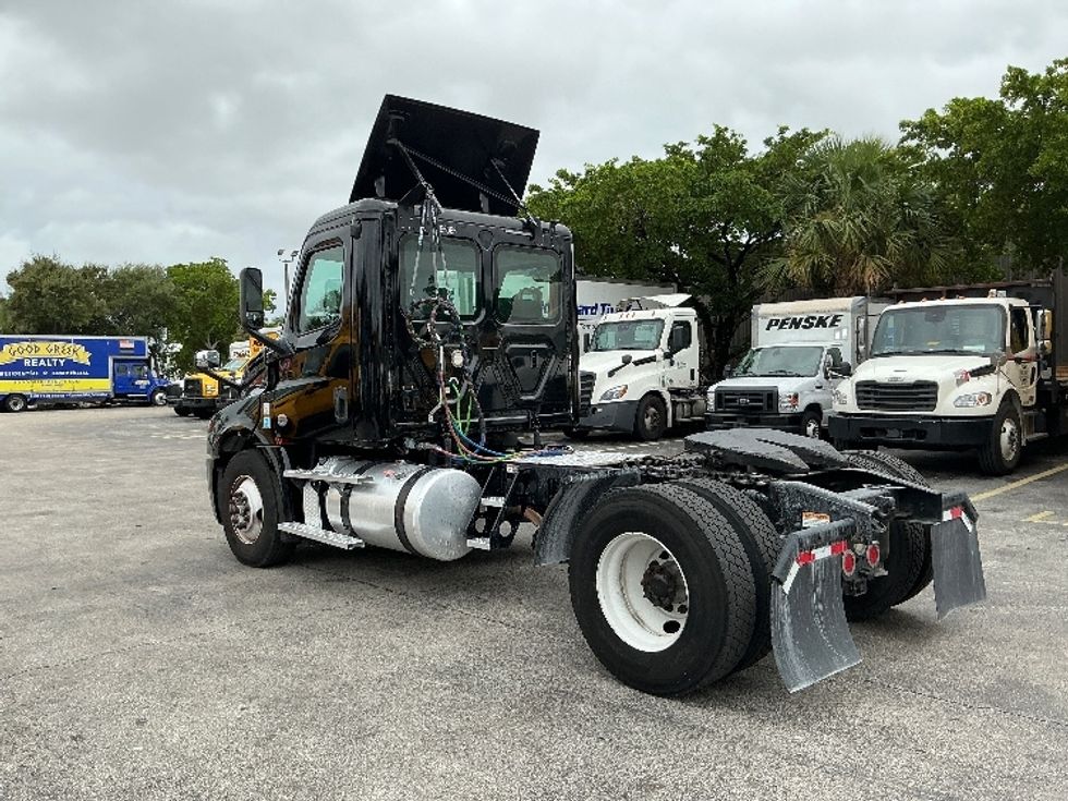 Day Cab Tractor-Heavy Duty Tractors-Freightliner-2019-T12642ST-Medley-FL-227,263\n\t\tmiles-$ 45,250 - Image 5