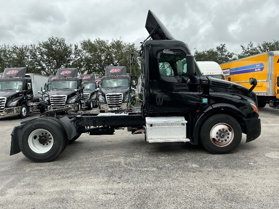 Day Cab Tractor-Heavy Duty Tractors-Freightliner-2019-T12642ST-Medley-FL-227,263\n\t\tmiles-$ 45,250 - Image 8