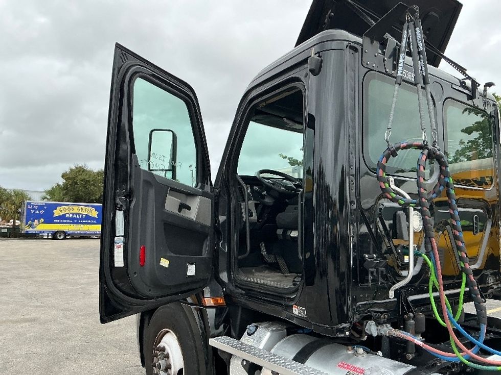Day Cab Tractor-Heavy Duty Tractors-Freightliner-2019-T12642ST-Medley-FL-227,263\n\t\tmiles-$ 45,250 - Image 9