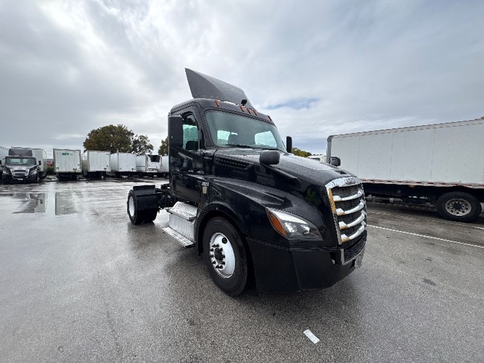 Day Cab Tractor-Heavy Duty Tractors-Freightliner-2019-T12642ST-Medley-FL-235,152\n\t\tmiles-$ 42,500 - Image 1