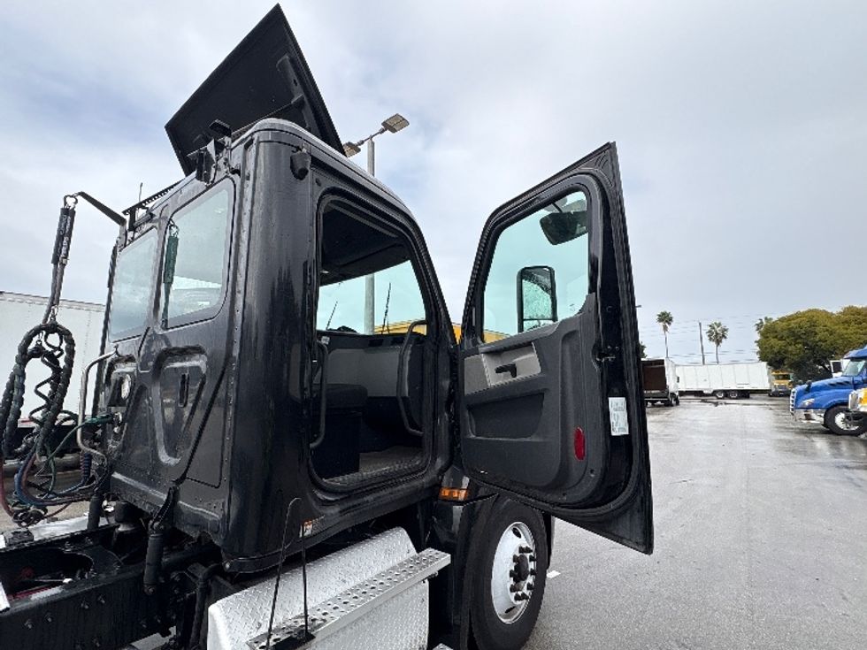 Day Cab Tractor-Heavy Duty Tractors-Freightliner-2019-T12642ST-Medley-FL-235,152\n\t\tmiles-$ 42,500 - Image 12