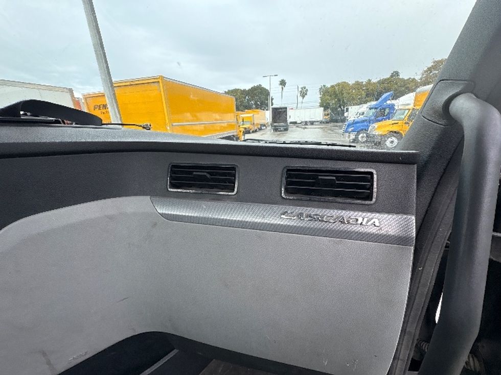 Day Cab Tractor-Heavy Duty Tractors-Freightliner-2019-T12642ST-Medley-FL-235,152\n\t\tmiles-$ 42,500 - Image 13