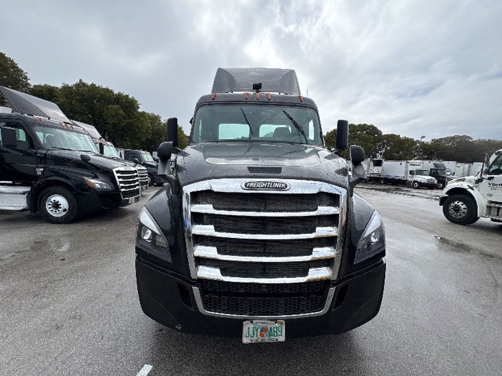 Day Cab Tractor-Heavy Duty Tractors-Freightliner-2019-T12642ST-Medley-FL-235,152\n\t\tmiles-$ 42,500 - Image 2