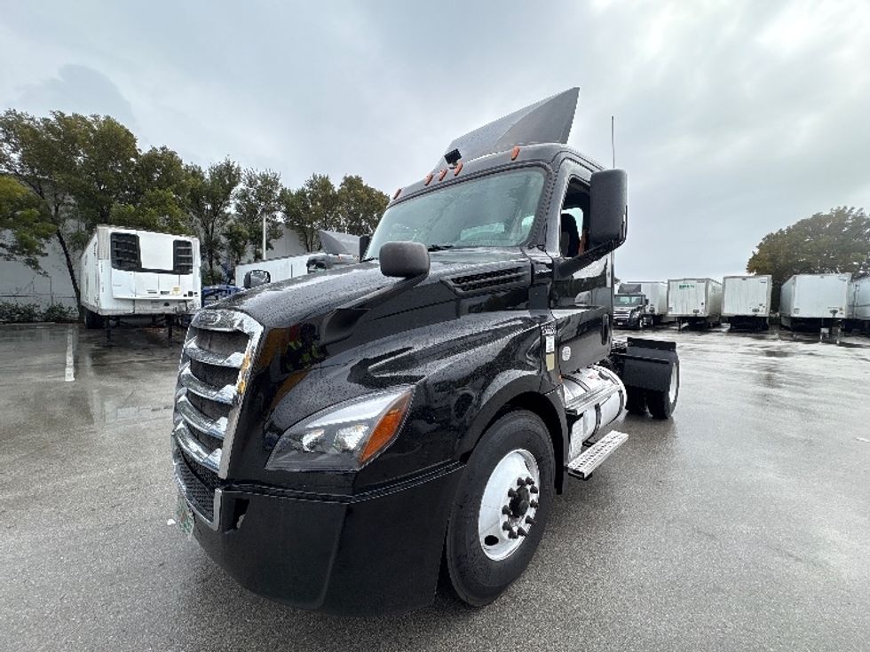 Day Cab Tractor-Heavy Duty Tractors-Freightliner-2019-T12642ST-Medley-FL-235,152\n\t\tmiles-$ 42,500 - Image 3