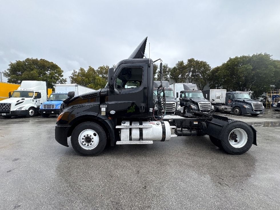 Day Cab Tractor-Heavy Duty Tractors-Freightliner-2019-T12642ST-Medley-FL-235,152\n\t\tmiles-$ 42,500 - Image 4