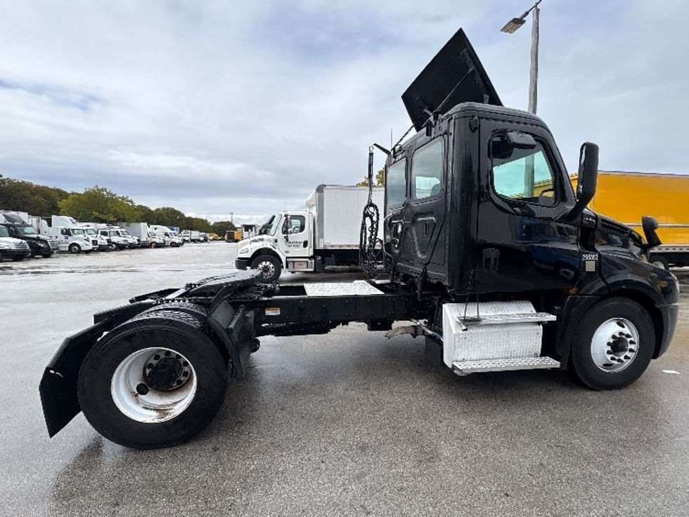 Day Cab Tractor-Heavy Duty Tractors-Freightliner-2019-T12642ST-Medley-FL-235,152\n\t\tmiles-$ 42,500 - Image 8